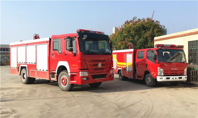 两台消防车 两台消防车