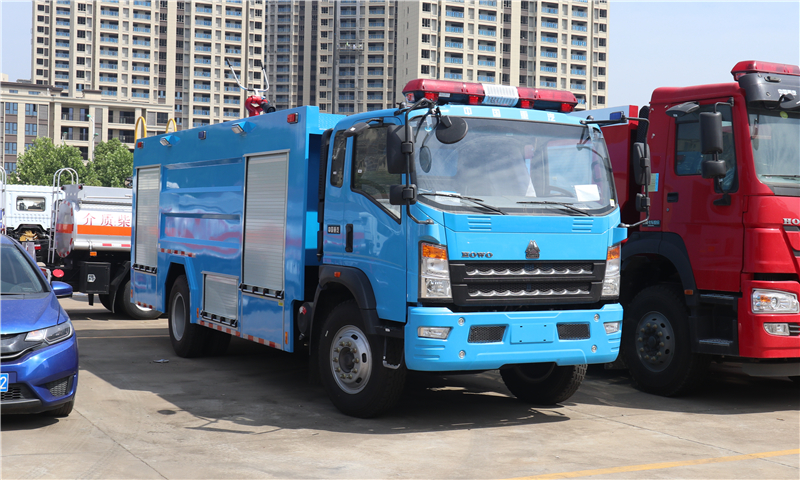 天蓝色消防车 天蓝色消防车